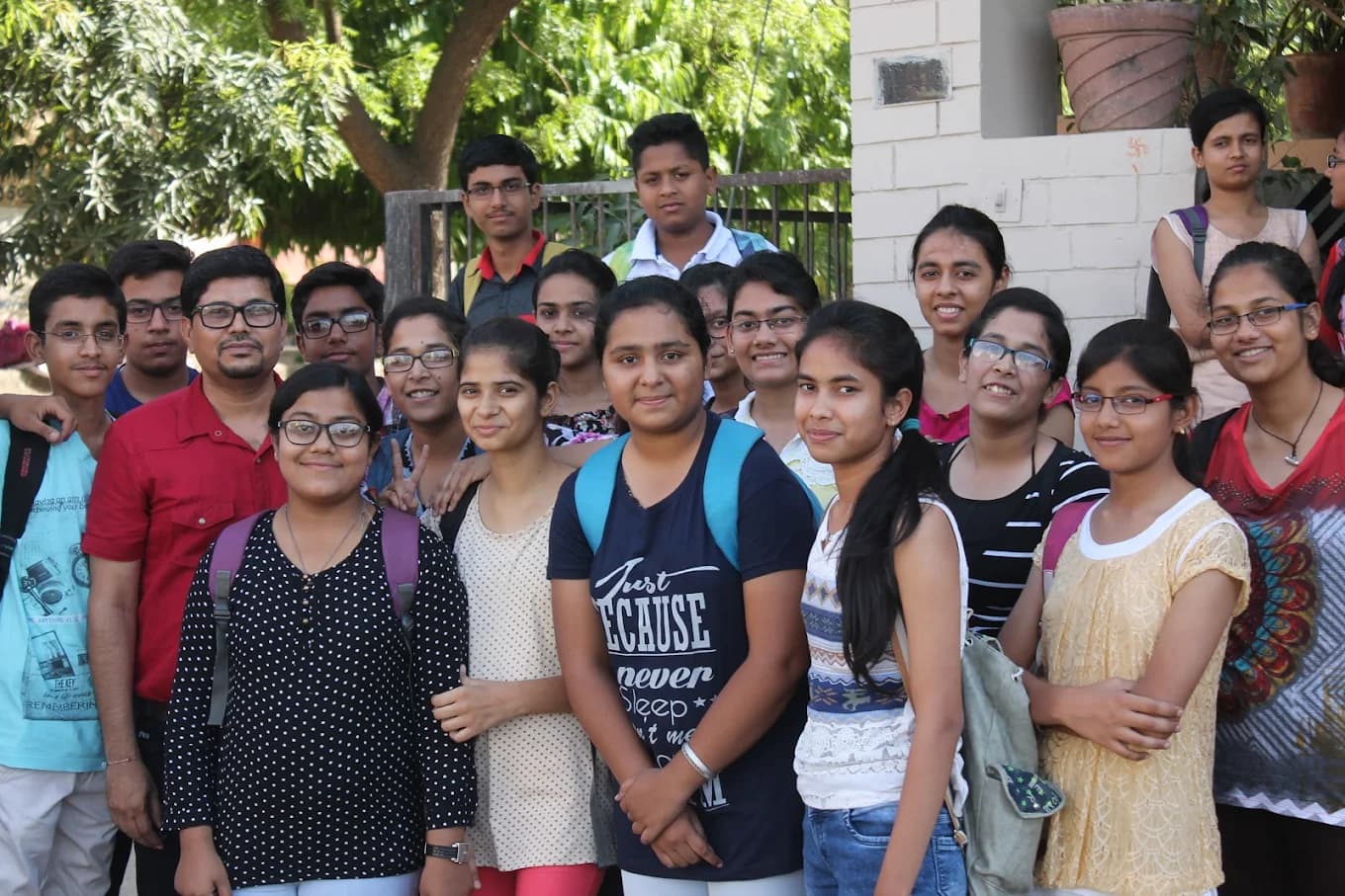 A senior NEET aspirant working through Physics problems independently